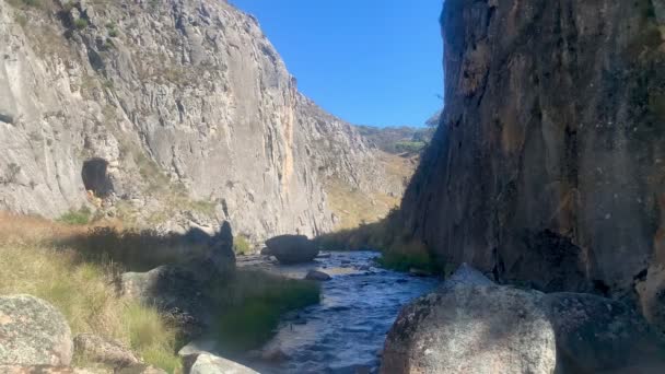Creek Fluye Través Las Grandes Paredes Rocosas Desfiladero Australia — Vídeos de Stock