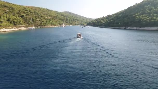 Aerial View Tourist Boat Sailing Stoncica Beach Vis Island Croatia — 비디오