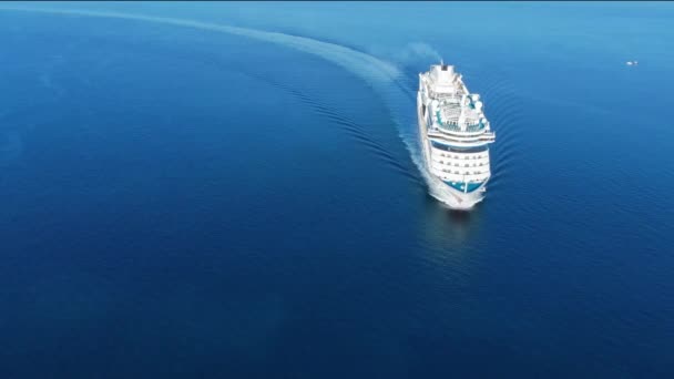 Flygfoto Över Vackra Vita Kryssningsfartyg Ovanför Lyx Kryssning Havet Början — Stockvideo