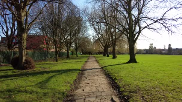 Paio Passeggiate Lontananza Parco Verde Harrow Londra — Video Stock