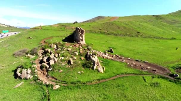 Let Dronem Nad Skalní Formací Přiléhající Rušné Dálnici — Stock video