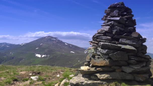 Cima Montaña Pila Piedras Cerca — Vídeos de Stock