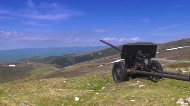 Canon Militaire Guerre Gauche Sur Sommet Montagne Mausolée — Video