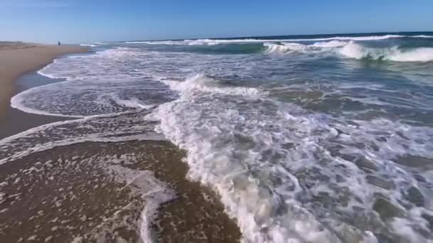 Belo Dia Ensolarado Uma Calma Praia Intocada Com Céus Azuis — Vídeo de Stock