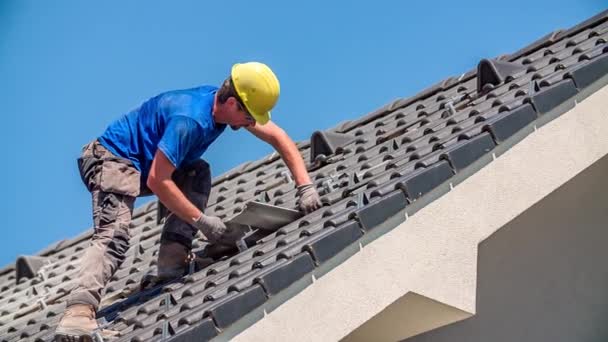Trabalhador Caucasiano Telhado Preparando Telhado Para Painéis Solares Modernos Luz — Vídeo de Stock