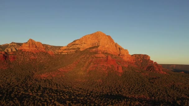 Gün Batımında Kırmızı Kayaların Üzerinden Geriye Doğru Uçan Hava Sedona — Stok video