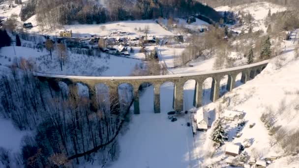 Tren Piedra Viaducto Ferroviario Sobre Pequeño Pueblo Invierno Nieve — Vídeo de stock