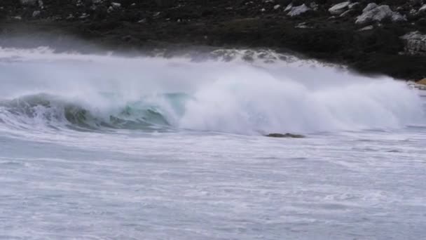 Pequena Onda Tubo Batendo Dia Ventoso — Vídeo de Stock