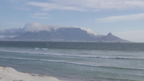 Широкий Знімок Кітсурфера Горі Столових Левів Південній Африці — стокове відео