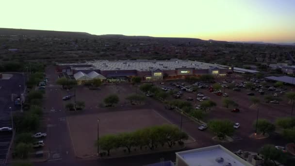 Drone Sur Centre Commercial Walmart Occupé Parking Crépuscule — Video