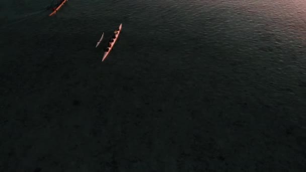 ボートを漕いで サンセット ビーチ グアム アメリカのドローン映像 — ストック動画