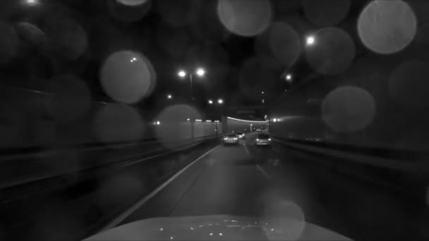 Arabayla Münih Altından Siyah Beyaz Geçerek Bir Tünelin Içindeki Arabaları — Stok video
