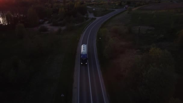 Vrachtwagens Die Avonds Een Tweerichtingsweg Het Platteland Rijden Drone Vanuit — Stockvideo