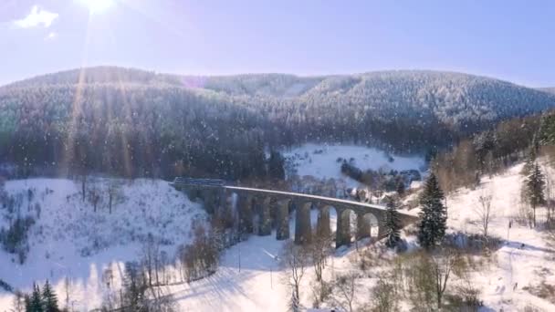 Osobní Vlak Přecházející Kamenný Železniční Viadukt Padajícím Sněhu Zoom — Stock video