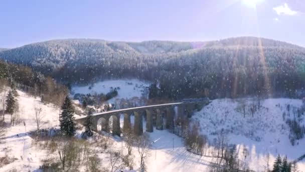 Comboio Passageiros Passando Sobre Viaduto Pedra Queda Neve Zoom — Vídeo de Stock