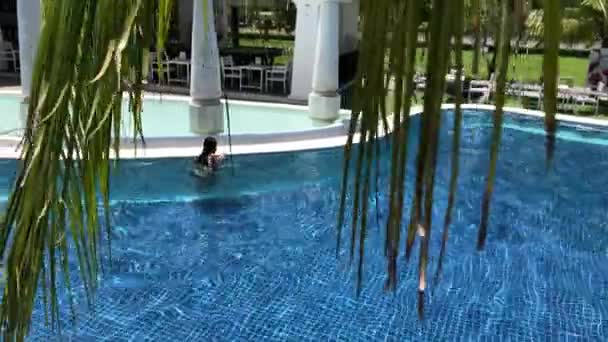 Flicka Bikini Simmar Utomhuspool Solig Dag — Stockvideo