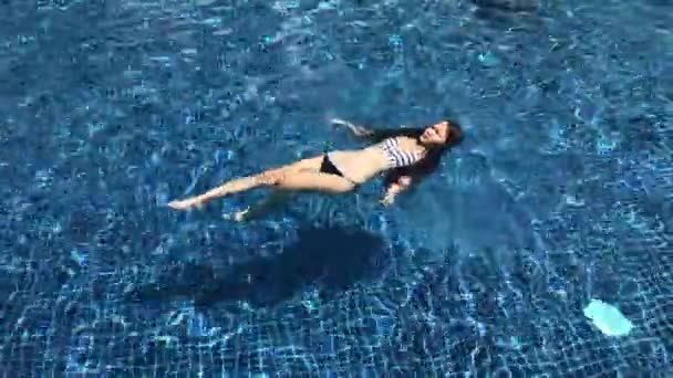 Κορίτσι Μπικίνι Που Κολυμπάει Εξωτερική Πισίνα Μια Ηλιόλουστη Μέρα — Αρχείο Βίντεο