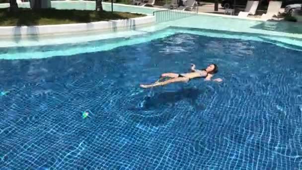 Ragazza Bikini Nuotare Una Piscina All Aperto Una Giornata Sole — Video Stock