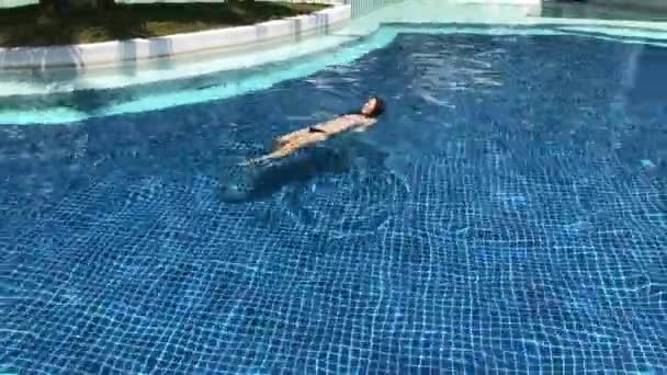 Menina Biquíni Nadando Uma Piscina Exterior Dia Ensolarado — Vídeo de Stock