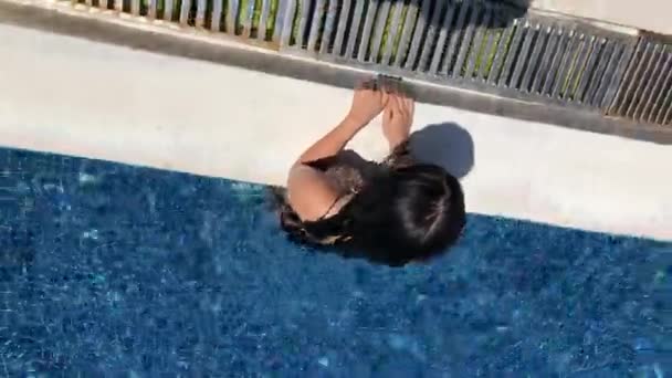 Fille Bikini Nager Dans Une Piscine Extérieure Par Une Journée — Video