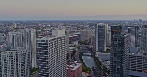 Chicago Illinois Aerial V13 Flyby Downtown Fulton River Districts Sunrise — Vídeos de Stock