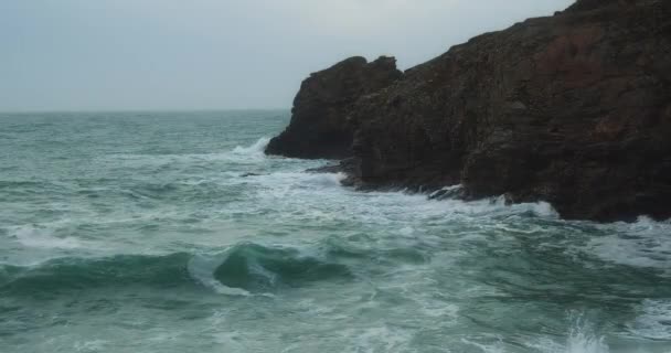 Hermosas Olas Salpicando Contra Las Rocas Trevellas Cove Inglaterra Slow — Vídeo de stock