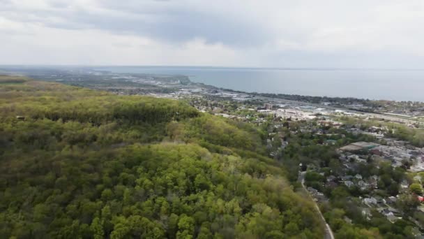 Flygfoto Visar Kusten Hamilton Med Lugn Lake Ontario Bakgrunden Molnblå — Stockvideo