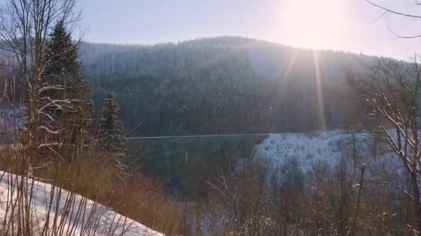 Tog Passerer Viadukt Bjergene Faldende Sne Sollys – Stock-video