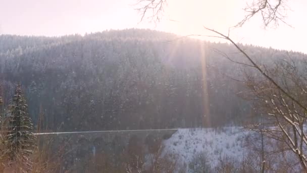 Zon Schijnt Een Spoorviaduct Boven Een Bergdal Vallende Sneeuw — Stockvideo