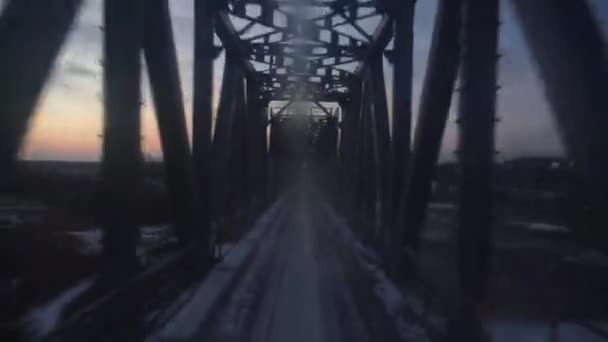 Widok Tylnego Okna Jadącego Pociągu Przez Most Pokryty Śniegiem Krajobraz — Wideo stockowe