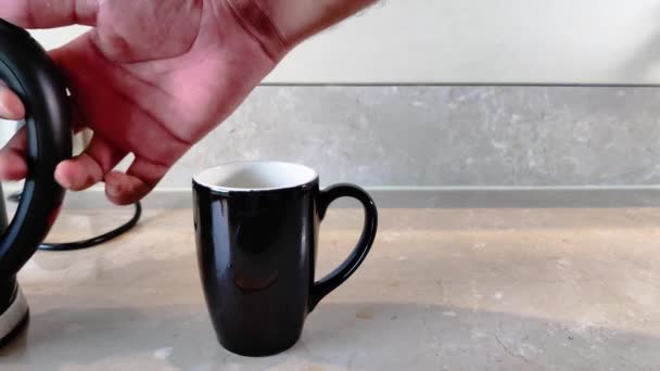 Film Grain Pour Black Coffee Mug Coffee Pot Drink Fresh — Stock Video