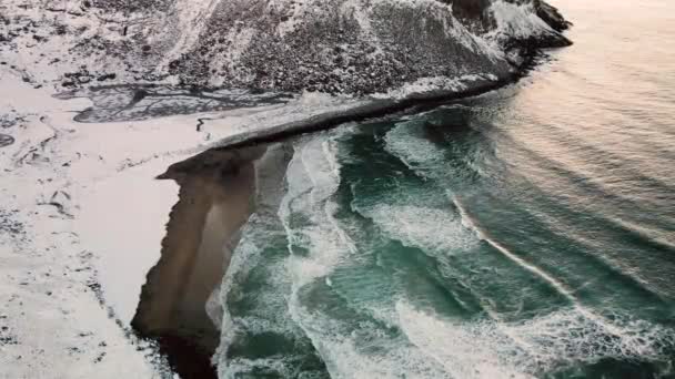 冬の間にKvalvikaビーチで波が打ち寄せる ノルウェーのVestervika Bayによる観光地 — ストック動画