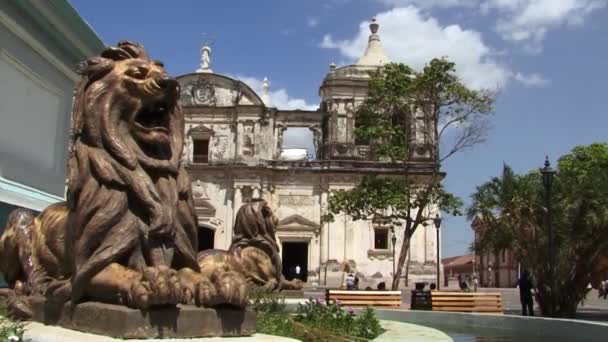 Patung Singa Fasad Katedral Kenaikan Maria Leon Nikaragua — Stok Video