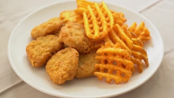 Nuggets Frango Frito Com Batatas Fritas — Vídeo de Stock