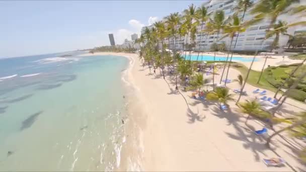 Fpv无人机在马贝拉酒店前的白沙滩上鸣枪 蓝海平静 — 图库视频影像