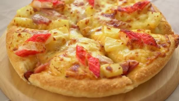 Schinken Und Krabbenspießpizza Oder Hawaiianische Pizza — Stockvideo