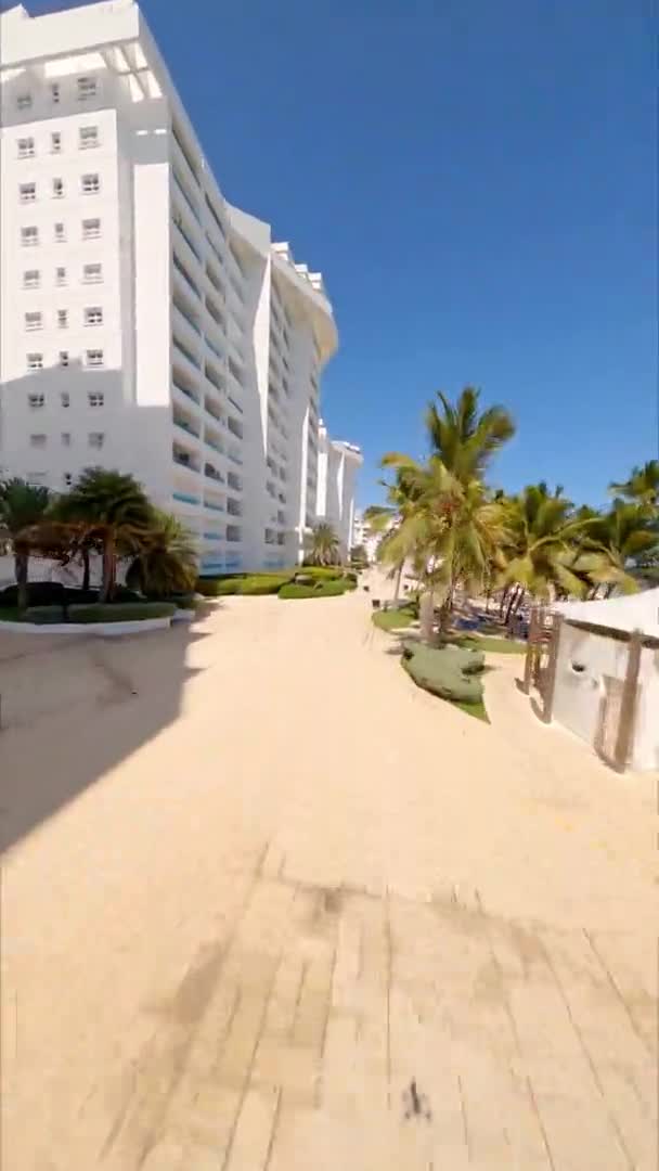 Aerial Fpv Drone Mentén Medence Marbella Hotel Juan Dolio Strand — Stock videók