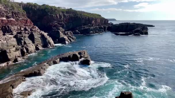 오스트레일리아의 속으로 떨어지는 바위가 — 비디오