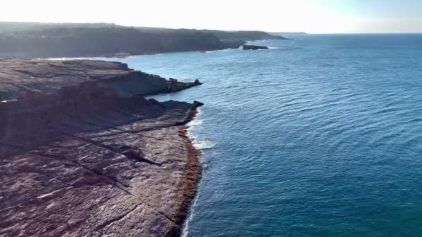 オーストラリアの赤い岩の海岸線と青い海を見下ろす — ストック動画