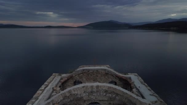 Zataženo Nad Potopenými Troskami Opuštěného Kostela Ivana Rilského Přehradě Zhrebchevo — Stock video