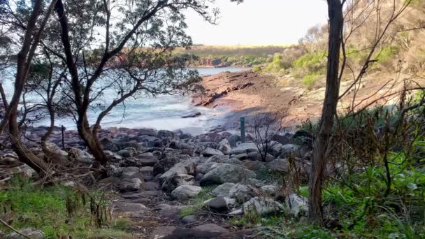 Onde Schiantarsi Una Baia Rocciosa Dell Oceano Australiano — Video Stock