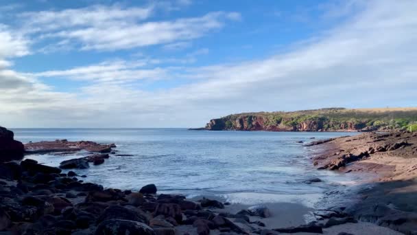 Pequenas Ondas Rolam Uma Baía Oceânica Australiana — Vídeo de Stock