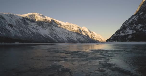 Lugnt Landskap Snötäckta Berg Och Frusen Flod Eresfjord Norge Statiskt — Stockvideo