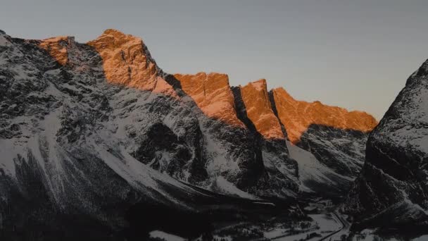 挪威Trollveggen冬季日出时的风景山景 空中静态拍摄 — 图库视频影像