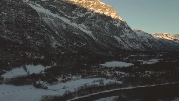 Sol Brillando Través Ladera Montaña Noruega Tiro Aéreo — Vídeos de Stock