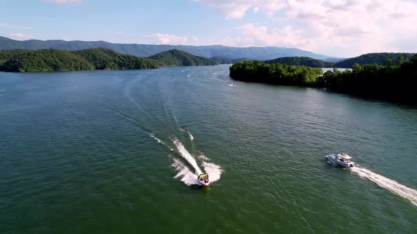 テネシー州ブリストル バージニア州の近くにあるエア サウス ホルストン湖は ジョンソンシティ テネシー キングススポーツ テネシー ブリストル テネシーからほど遠くないワタウガ湖テネシー近くにある — ストック動画