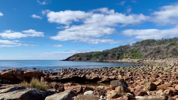 Rotsen Bij Een Oceaanbaai Australië — Stockvideo