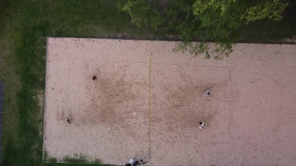 Grupo Mujeres Jugando Voleibol Superficie Arenosa Vista Aérea Arriba Hacia — Vídeos de Stock