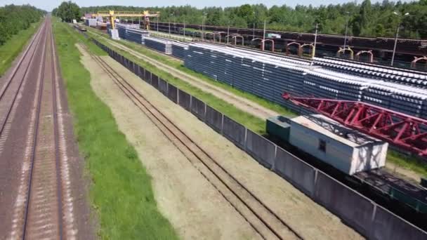 Estação Carga Ferroviária Ferroviária Lado Ascend Retroceder Vista Drone Aéreo — Vídeo de Stock