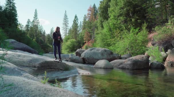 Blondýny Žena Muška Rybaření Odlévání Malého Horského Potoka Yosemite — Stock video